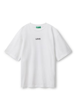 Camiseta de algodón blanca con mangas cortas, cuello redondo y un texto impreso en negro "LOVE" centrado en el pecho. Textura suave.