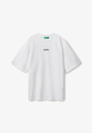 Camiseta de algodón blanca con mangas cortas, cuello redondo y un texto impreso en negro "LOVE" centrado en el pecho. Textura suave.