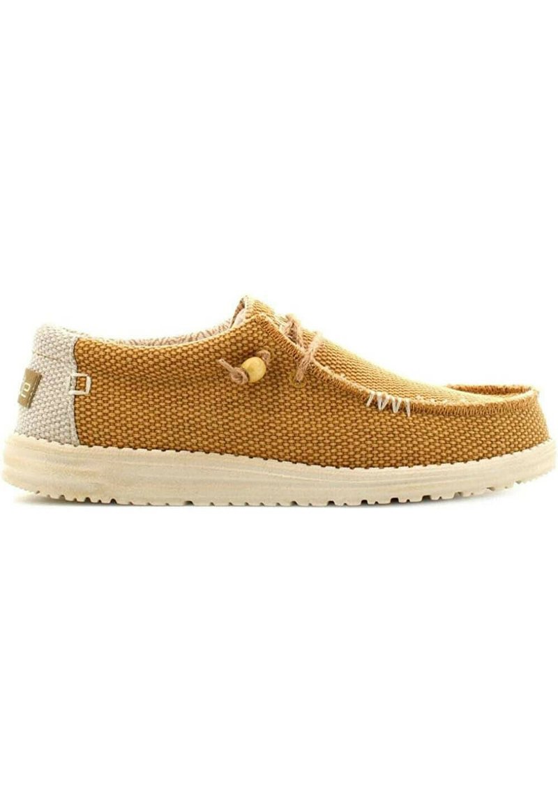 Scarpa in tessuto intrecciato marrone con tacco beige chiaro a contrasto, punta arrotondata e suola in gomma di colore naturale. Presenta lacci e dettagli decorativi.