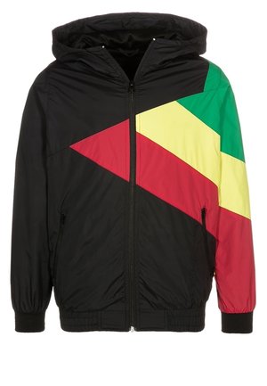 Schwarze Kapuzenjacke mit diagonalen roten, gelben und grünen Farbfeldern auf der Brust und am rechten Ärmel, Frontreißverschluss und Reißverschlusstaschen.