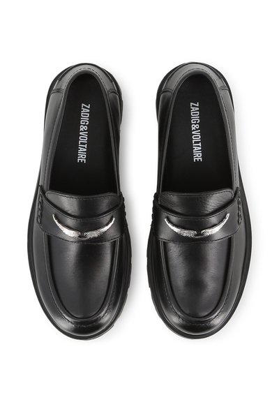 Ζευγάρι μαύρα δερμάτινα loafers με ασημί μεταλλική διακόσμηση σε σχήμα φτερού στο λουράκι και "Zadig & Voltaire" τυπωμένο στις εσωτερικές σόλες.