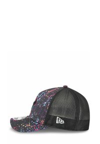 Casquette de baseball en mesh noir avec un design de taches de peinture multicolores sur le devant et le contour, arborant un logo brodé blanc sur le panneau latéral.