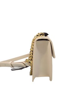 Borsa a mano in pelle beige con forma strutturata, dotata di una tracolla in oro e patta superiore. Texture liscia e dettagli di cucitura minimi.