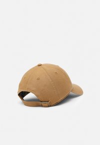 Braune Baumwoll-Baseballmütze mit gebogenem Schirm, verstellbarem Riemen und sechs Belüftungslöchern. Weiche Textur mit glatter Oberfläche.