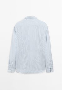 Lichtblauw overhemd met lange mouwen, voorzien van een verticaal streepdessin, met een button-down kraag en knopen op de manchetten. Soepele stofstructuur.