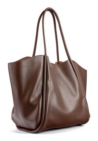 Bolso tote de cuero marrón con dos asas largas, que presenta una textura suave y un diseño minimalista, mostrando detalles de costura sutil.