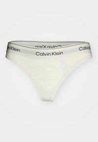 Ivory tangice Calvin Klein z mehkim materialom, elastični pas z logotipom in sivim dodatkom ter subtilnim teksturnim vzorcem.