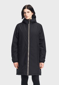 Cappotto lungo nero con zip frontale e cappuccio. Dotato di polsini elasticizzati e tasche laterali. Design semplice e funzionale con una texture liscia.