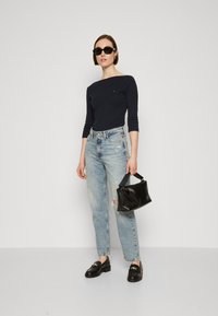 Tommy Hilfiger SLIM CODY BOAT - Topper langermet - desert sky
