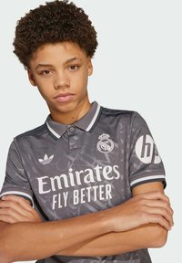 Harmaa lyhythihainen paita, jossa on kaulus, ja jossa on "Emirates Fly Better" -logo valkoisena, Adidas-logo sekä HP-logo hihassa.