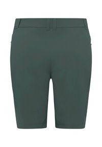Shorts vert foncé arrivant aux genoux avec passants de ceinture, une couture arrière et des poches latérales visibles avec fermeture éclair.