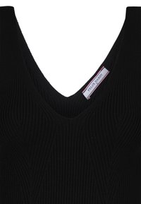 Top in maglia nera con design a V, texture a coste e etichetta con "FELIX HARDY". Il tessuto presenta linee verticali prominenti.