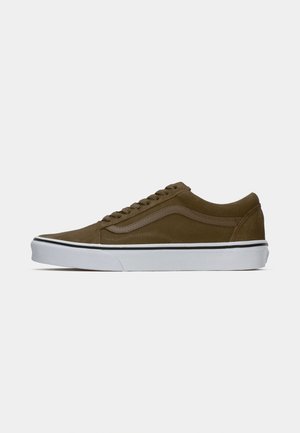 Zapatillas de ante en verde oliva con un diseño de corte bajo, suela de goma blanca, una franja negra de acento y cordones redondos. Estilo clásico de skate.