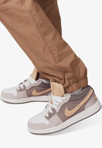 Nike sneakers in tinten van beige, bruin en wit; van suède en mesh materialen; geperforeerde neus; prominente logo; rubberen zool.