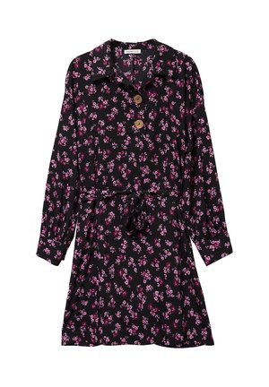 Robe florale avec un fond noir, ornée de fleurs roses, d'un col et de trois boutons en bois. Comprend une ceinture à nouer et des manches longues.