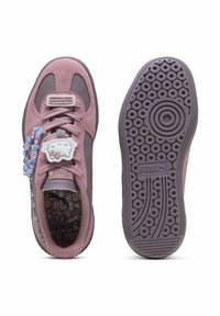 Sneakers in suede rosa e materiale sintetico grigio con suola rotonda in gomma, dettagli di Hello Kitty e accessorio di perline sui lacci.
