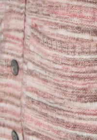 Gebreide cardigan in roze, crème en bruine tinten met een gestructureerd, gestreept patroon. Voorzien van zwarte knopen voor sluiting. Zacht, warm materiaal.