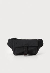 Sacoche en nylon noir avec un rabat avant, fermeture à boucle et logo embossé. Présente une texture lisse et un design compact.