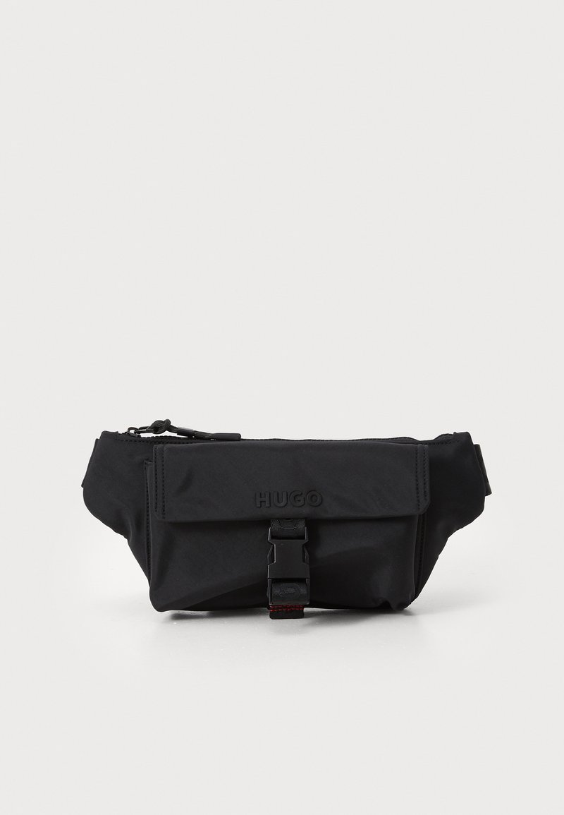 Sacoche en nylon noir avec un rabat avant, fermeture à boucle et logo embossé. Présente une texture lisse et un design compact.