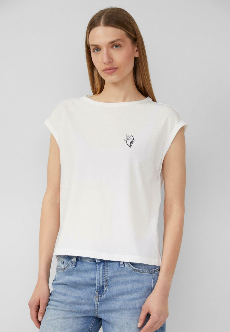 Weißes Baumwoll-T-Shirt mit umgekrempelten kurzen Ärmeln, rundem Ausschnitt und einem kleinen schwarzen Grafikdesign auf der linken Brust. Lässige Passform.