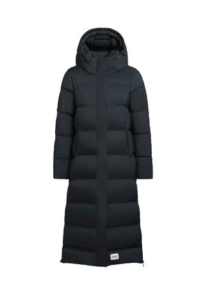 Abrigo largo y negro acolchado con capucha, que presenta secciones acolchadas horizontales, un cierre frontal con cremallera y dos bolsillos laterales.
