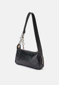 Bolsa de mão em pele preta com um acabamento texturizado, formato retangular, alça alongada e detalhes em corrente prateada. Apresenta fecho em zíper e pormenores angulares laterais.