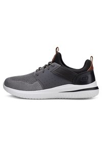 Scarpa sportiva grigia con tomaia in rete, pannelli testurizzati e suola bianca. Presenta dettagli neri e una linguetta marrone sul tallone. Design leggero.