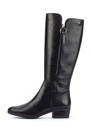 Botte noire en cuir allant jusqu'au genou avec un léger talon, dotée d'une fermeture éclair sur le côté et d'un accent en anneau décoratif. Texture lisse et design ajusté.