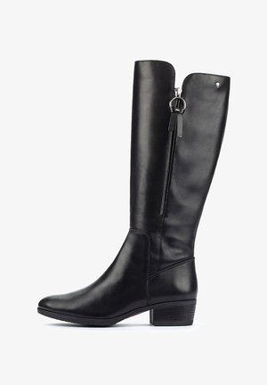 Stivale in pelle nera alto fino al ginocchio con un leggero tacco, dotato di una zip laterale e un accento decorativo a forma di anello. Texture liscia e design aderente.