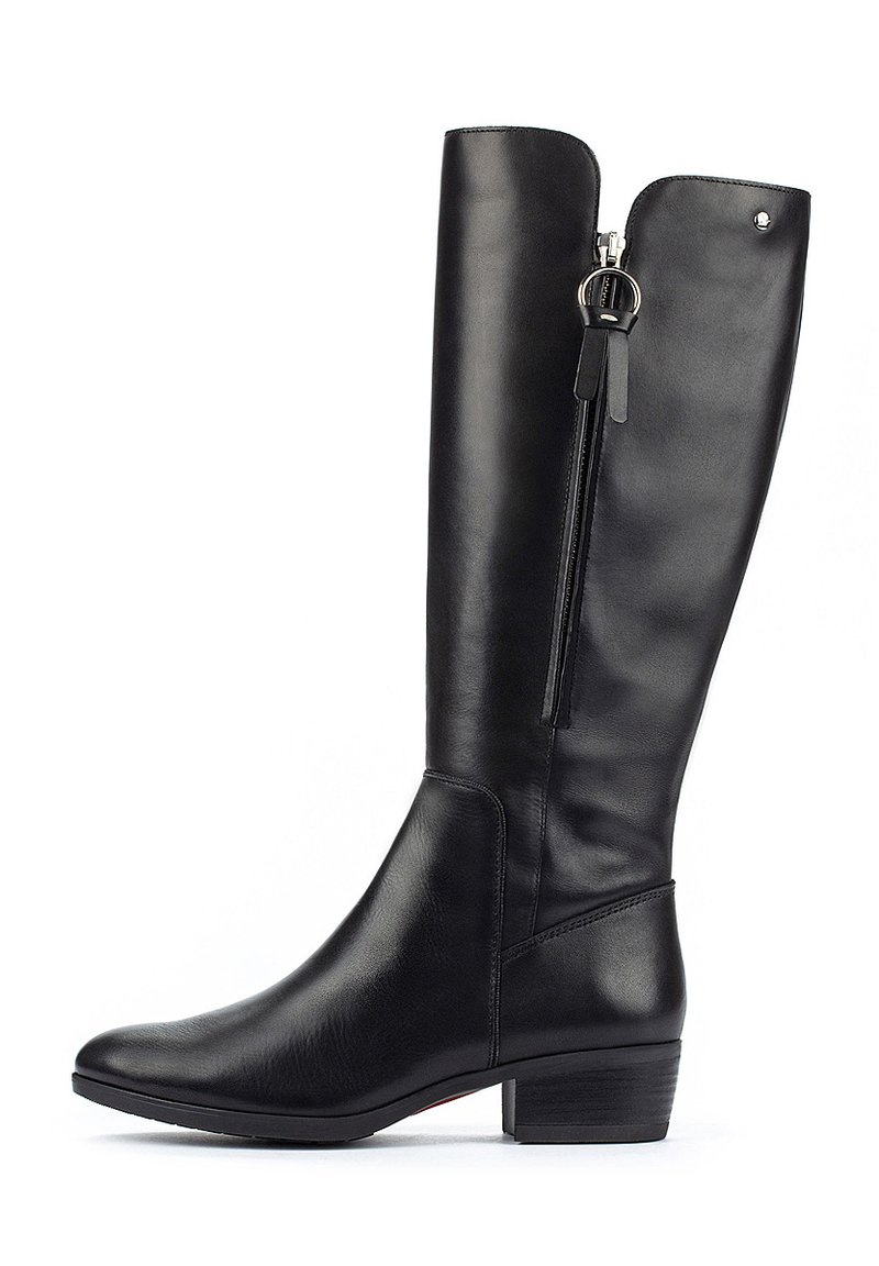 Stivale in pelle nera alto fino al ginocchio con un leggero tacco, dotato di una zip laterale e un accento decorativo a forma di anello. Texture liscia e design aderente.
