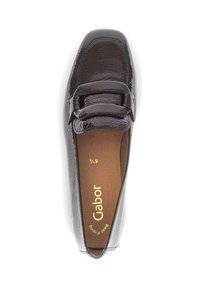 Schwarze Lacklederschuhe im Loafer-Stil mit rechteckiger Zehenform und dekorativem Schnallendetail. Das Innere ist mit weichem braunem Futter und "Gabor"-Branding ausgestattet.