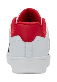 Weiße Sneaker mit rotem strukturiertem Fersenbereich, schwarzen seitlichen Akzenten und einer glatten weißen Gummisohle. Gepolsterter roter Kragen für zusätzlichen Komfort.