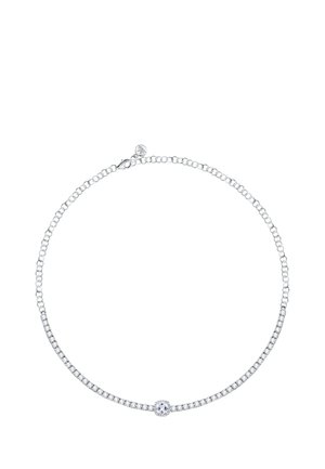 Collana d'argento con un design a catena, impreziosita da gemme trasparenti. La pietra centrale è rotonda e presenta dettagli elaborati che la circondano.