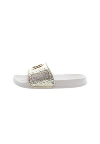 Sandal med en metallic guld texturerad rem och en vit gummisula. Remmen har ett fyrkantigt mönster och en dekorativ detalj.