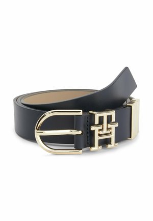 Schwarzer Ledergürtel, zusammengerollt, mit einer goldfarbenen Metallschnalle und einem ineinandergreifenden "TH"-Logo-Detail.