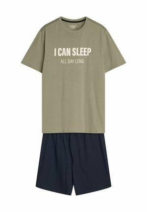 Oliwkowa bawełniana koszulka z napisem "MOGĘ SPAĆ CAŁY DZIEŃ" w jasnoróżowym kolorze. Połączona z granatowymi szortami, elastycznym paskiem, prosty design.