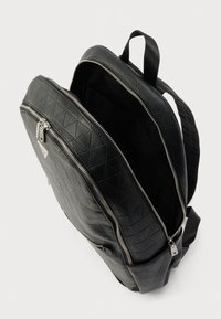 Fekete bőr hátizsák, steppelt mintával, két cipzáras rekesszel, felső fogantyúval és állítható vállpántokkal.