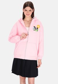 Rosa Kapuzenpullover mit Reißverschluss, floralem Design und "M"-Logo. Verfügt über eine weiche Textur, Fronttaschen und eine Kapuze mit Kordelzug. Kombiniert mit einem schwarzen Faltenrock.