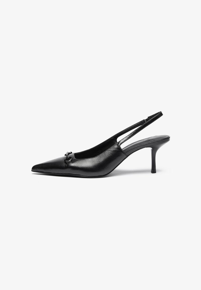 Musta nahkainen slingback-korkokenkä, jossa on terävä kärki, hoikka korko ja koristeellinen metalliyksityiskohta edessä. Sujuva pinta ja minimalistinen muotoilu.