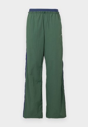 Zöld atlétikai nadrág széles szárú kialakítással, tengerészkék derékpánttal és oldalsó panellel, könnyű, texturált anyagból készült.