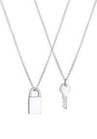 Colliers en chaîne en argent avec un pendentif en forme de verrou rectangulaire et un pendentif en forme de clé, tous deux au design minimaliste et à la surface lisse.