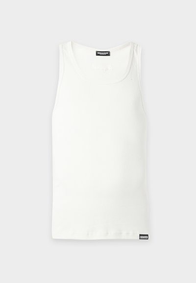 Débardeur blanc côtelé sans manches avec un col rond et des étiquettes de marque noires au niveau du cou et de l’ourlet inférieur.