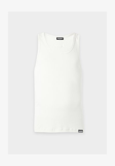 Débardeur blanc côtelé sans manches avec un col rond et des étiquettes de marque noires au niveau du cou et de l’ourlet inférieur.