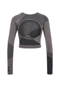 Langärmliger Crop-Top in Grau mit geometrischen Mustern. Verfügt über einen runden Rückenausschnitt, strukturierten Stoff und kontrastierende dunkle Akzente.
