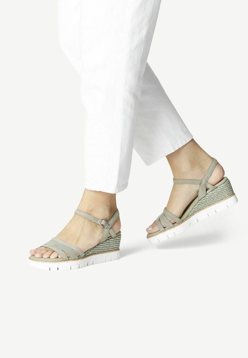 sandales compensées marco tozzi