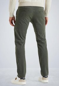 Olivgrüne Cargo-Hose mit geradem Schnitt, die gestickte Details an den Taschen und eine glatte Baumwollstoffstruktur aufweist.