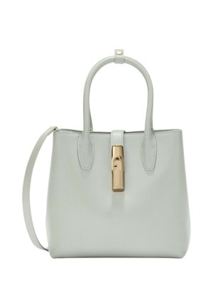 Borsa a mano in pelle grigio chiaro con due manici, tracolla lunga e chiusura centrale con fibbia dorata su sfondo bianco.