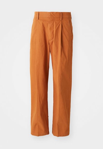 Narancssárga pamut nadrág egyenes szabással, elöl redőkkel, öv hurkokkal és sima textúrával. Klasszikus dizájn, minták nélkül.