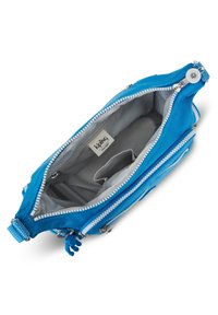 Niebieska torba z tkaniny z szarym wnętrzem. Posiada podwójne zamki błyskawiczne, małą kieszeń wewnętrzną oraz teksturowane uchwyty zamków.