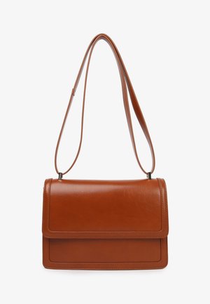 Rechteckige braune Lederschultertasche mit langem, verstellbarem Schulterriemen und Klappverschluss, vor einfachem Hintergrund dargestellt.